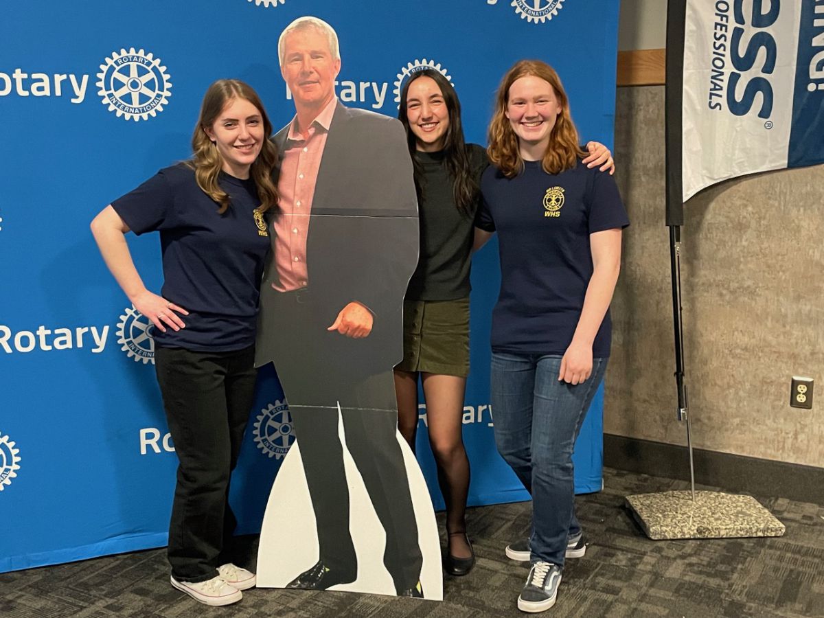 The WHS Interact Club helped at the Wenatchee Rotary Roast & Roast fundraiser.    The students  helped check in guests, took photos and helped with the raise the paddle